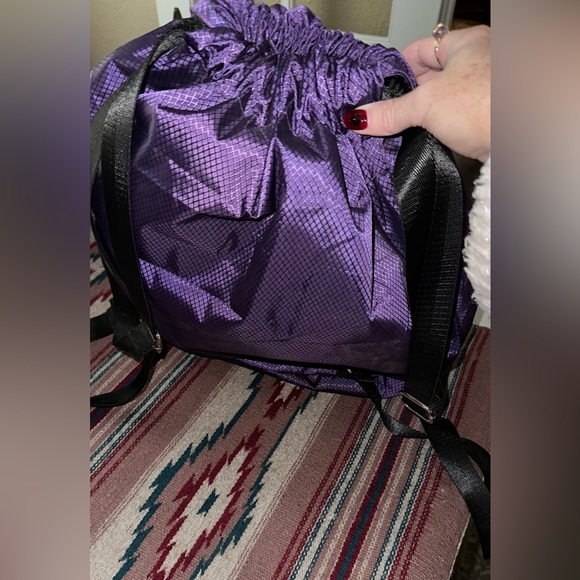 Medium sized purple drawstring sports bag / separate pocket for wet items - Picture 5 of 6